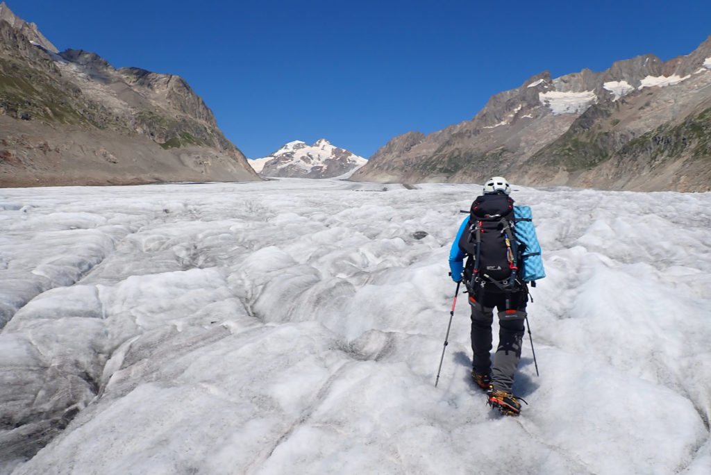 Recorriéndonos el Glaciar Aletsch en busca del Refugio Konkordia. Al fondo el Mönch el de la izquierda